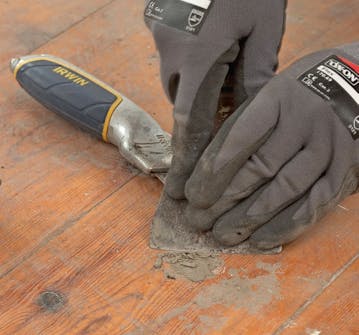 Vanhojen tasoitteiden ja liimojen pois kaapiminen puulattian hionta